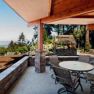 Foto di un patio o portico design di medie dimensioni e dietro casa con un tetto a sbalzo e graniglia di granito
