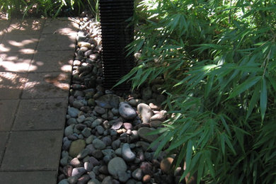 Foto de patio clásico de tamaño medio sin cubierta en patio trasero con suelo de baldosas