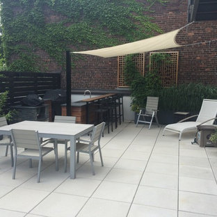 Ispirazione per un patio o portico minimal di medie dimensioni e in cortile con nessuna copertura e piastrelle