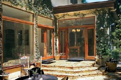 Ejemplo de patio clásico de tamaño medio sin cubierta en patio con adoquines de piedra natural y jardín de macetas