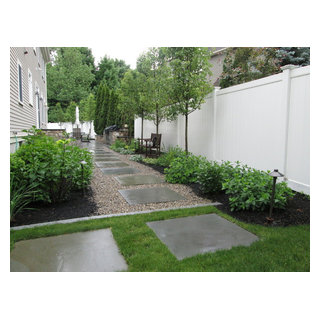 Side Yard Garden Walkway Path With Bluestone Steppers Modern Garten Boston Von Sallie