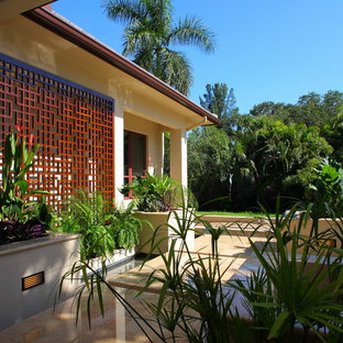 Foto di un patio o portico etnico davanti casa con fontane