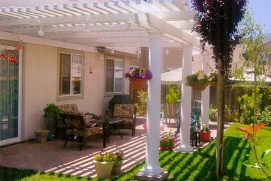 サンフランシスコにあるお手頃価格の中くらいなトラディショナルスタイルのおしゃれな裏庭のテラス (壁面緑化、レンガ敷き、パーゴラ) の写真