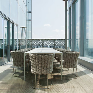 Idee per un grande patio o portico minimal in cortile con lastre di cemento e nessuna copertura
