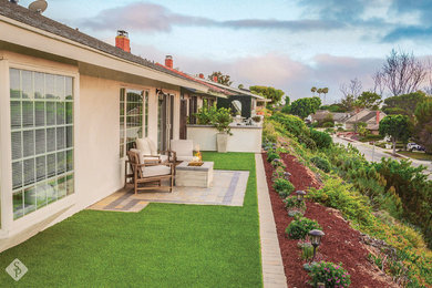 Kleiner Klassischer Patio hinter dem Haus mit Feuerstelle und Betonboden in Orange County