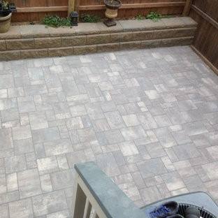 Esempio di un patio o portico contemporaneo di medie dimensioni e dietro casa con piastrelle e nessuna copertura