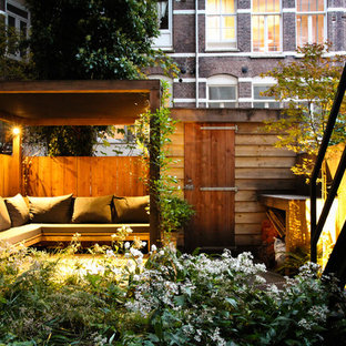 Exempel på en modern uteplats, med en pergola