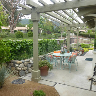 Esempio di un piccolo patio o portico stile americano nel cortile laterale con graniglia di granito e una pergola
