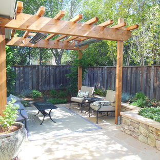 Ispirazione per un piccolo patio o portico chic dietro casa con pavimentazioni in pietra naturale e una pergola