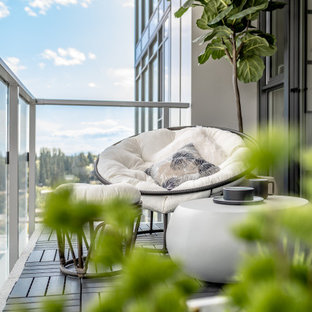Idee per un piccolo patio o portico bohémian in cortile con un giardino in vaso, pedane e un tetto a sbalzo