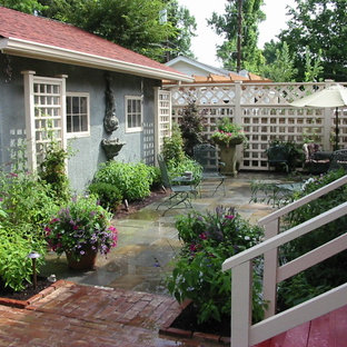 Idee per un patio o portico american style di medie dimensioni e nel cortile laterale con fontane e pavimentazioni in mattoni