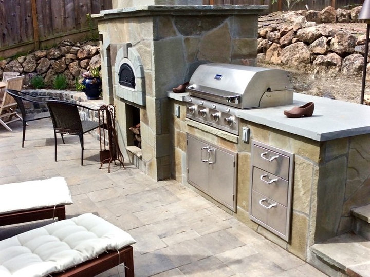 Outdoor Kitchen - Traditional Patio