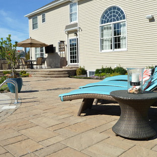 Ispirazione per un patio o portico shabby-chic style dietro casa con pavimentazioni in cemento