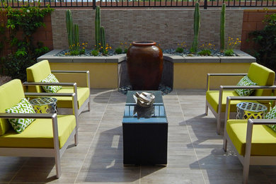 Пример оригинального дизайна: двор среднего размера на заднем дворе в современном стиле с фонтаном и покрытием из плитки без защиты от солнца
