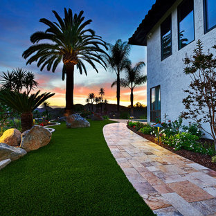 Idee per un ampio patio o portico mediterraneo nel cortile laterale con pavimentazioni in pietra naturale