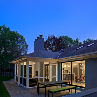 Esempio di un patio o portico moderno di medie dimensioni e dietro casa con cemento stampato e nessuna copertura
