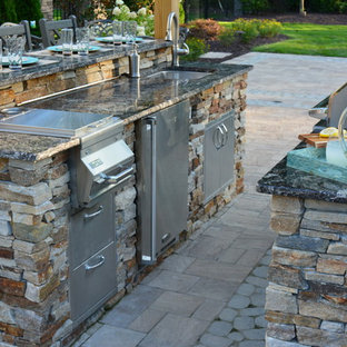 Idee per un grande patio o portico american style dietro casa con pavimentazioni in cemento e una pergola