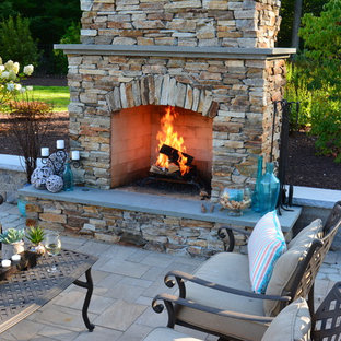 Ispirazione per un grande patio o portico stile americano dietro casa con un focolare, pavimentazioni in cemento e nessuna copertura