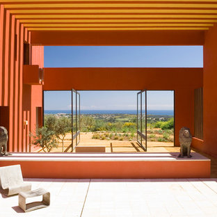 Foto di un ampio patio o portico tradizionale in cortile con pavimentazioni in pietra naturale e una pergola
