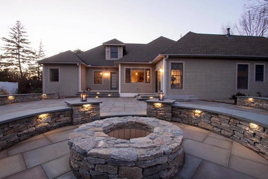 Идея дизайна: большой двор на заднем дворе в классическом стиле с местом для костра и покрытием из каменной брусчатки