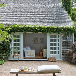 Idee per un patio o portico country dietro casa con pavimentazioni in mattoni e nessuna copertura