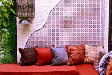 フェニックスにある低価格の小さなエクレクティックスタイルのおしゃれな中庭のテラス (レンガ敷き、日よけなし) の写真