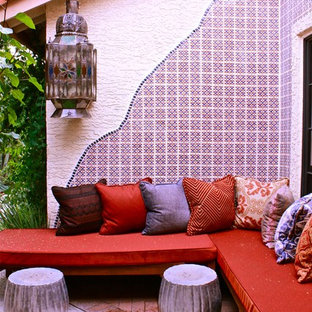 Idee per un piccolo patio o portico boho chic in cortile con pavimentazioni in mattoni e nessuna copertura