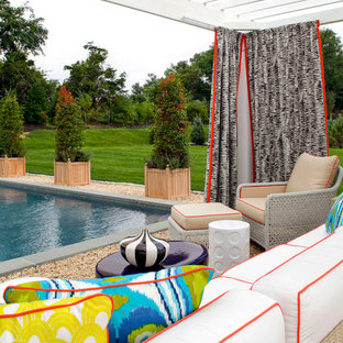 Idee per un grande patio o portico stile marinaro dietro casa con ghiaia e nessuna copertura