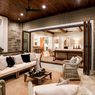 Überdachter Klassischer Patio hinter dem Haus mit Outdoor-Küche in Houston
