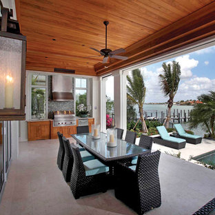 Esempio di un patio o portico tropicale