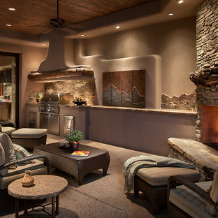 Idee per un grande patio o portico american style dietro casa con lastre di cemento e un tetto a sbalzo