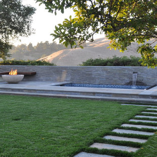 Foto de patio moderno con fuente