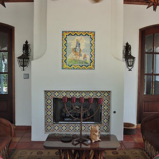 Esempio di un patio o portico stile americano di medie dimensioni e dietro casa con piastrelle e un tetto a sbalzo