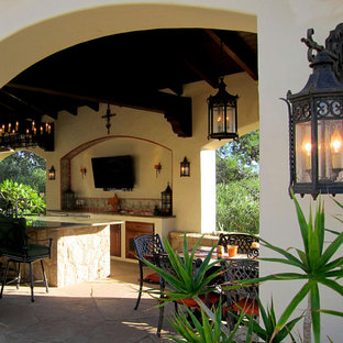 Ispirazione per un patio o portico mediterraneo di medie dimensioni e dietro casa con pavimentazioni in pietra naturale e un gazebo o capanno
