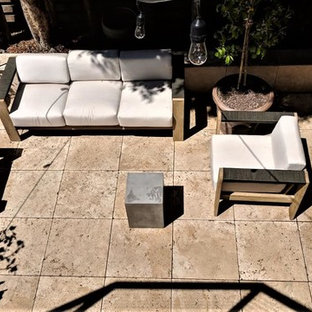 Immagine di un grande patio o portico etnico dietro casa con piastrelle e nessuna copertura