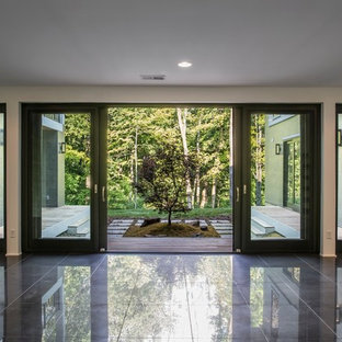 Esempio di un grande patio o portico moderno in cortile con pedane e nessuna copertura