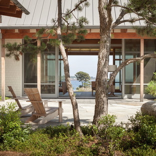 Immagine di un ampio patio o portico minimal in cortile con pavimentazioni in pietra naturale e nessuna copertura