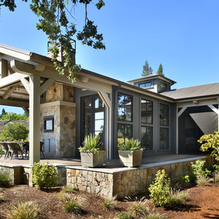 Immagine di un patio o portico country di medie dimensioni e nel cortile laterale con pavimentazioni in cemento e una pergola