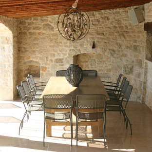 Immagine di un patio o portico mediterraneo con un tetto a sbalzo