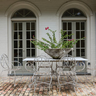 Ispirazione per un patio o portico shabby-chic style di medie dimensioni e dietro casa con pavimentazioni in mattoni