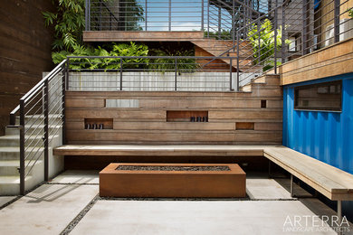 Immagine di un patio o portico minimal dietro casa con pavimentazioni in cemento