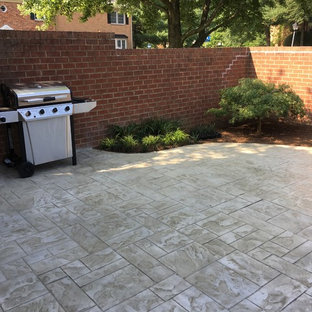 Idee per un piccolo patio o portico etnico dietro casa con cemento stampato