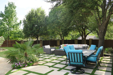 Imagen de patio exótico grande sin cubierta en patio trasero con brasero y adoquines de hormigón