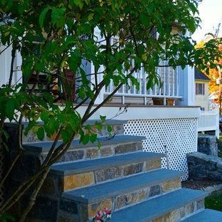 Esempio di un patio o portico mediterraneo di medie dimensioni e nel cortile laterale con pedane e un tetto a sbalzo