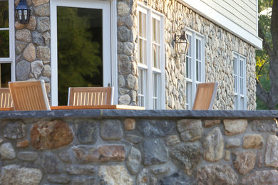Ejemplo de patio clásico extra grande sin cubierta en patio trasero con cocina exterior y adoquines de piedra natural
