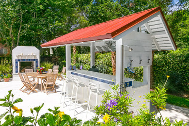 Aménagement d'une terrasse avec une douche extérieure arrière bord de mer de taille moyenne avec un gazebo ou pavillon et des pavés en béton.