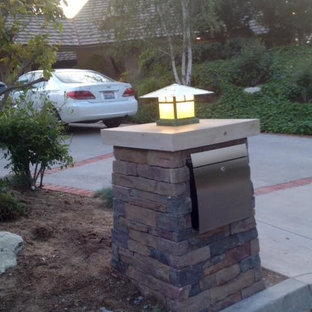 Immagine di un piccolo patio o portico stile americano con pavimentazioni in cemento