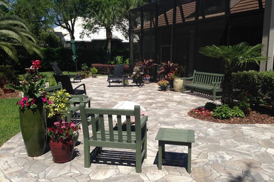 Foto de patio tradicional de tamaño medio en patio trasero con adoquines de piedra natural