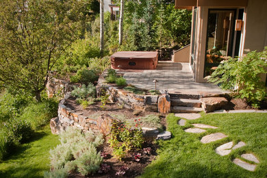 Großer, Überdachter Klassischer Patio hinter dem Haus mit Kübelpflanzen und Natursteinplatten in Boise