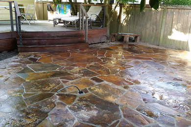 Modelo de patio tradicional de tamaño medio en patio trasero con adoquines de piedra natural